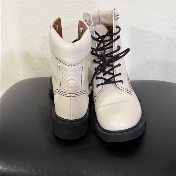 Chic Coach Lace-Up Boots with Black Soles Gently Loved Size 7B - Picture 1 of 9